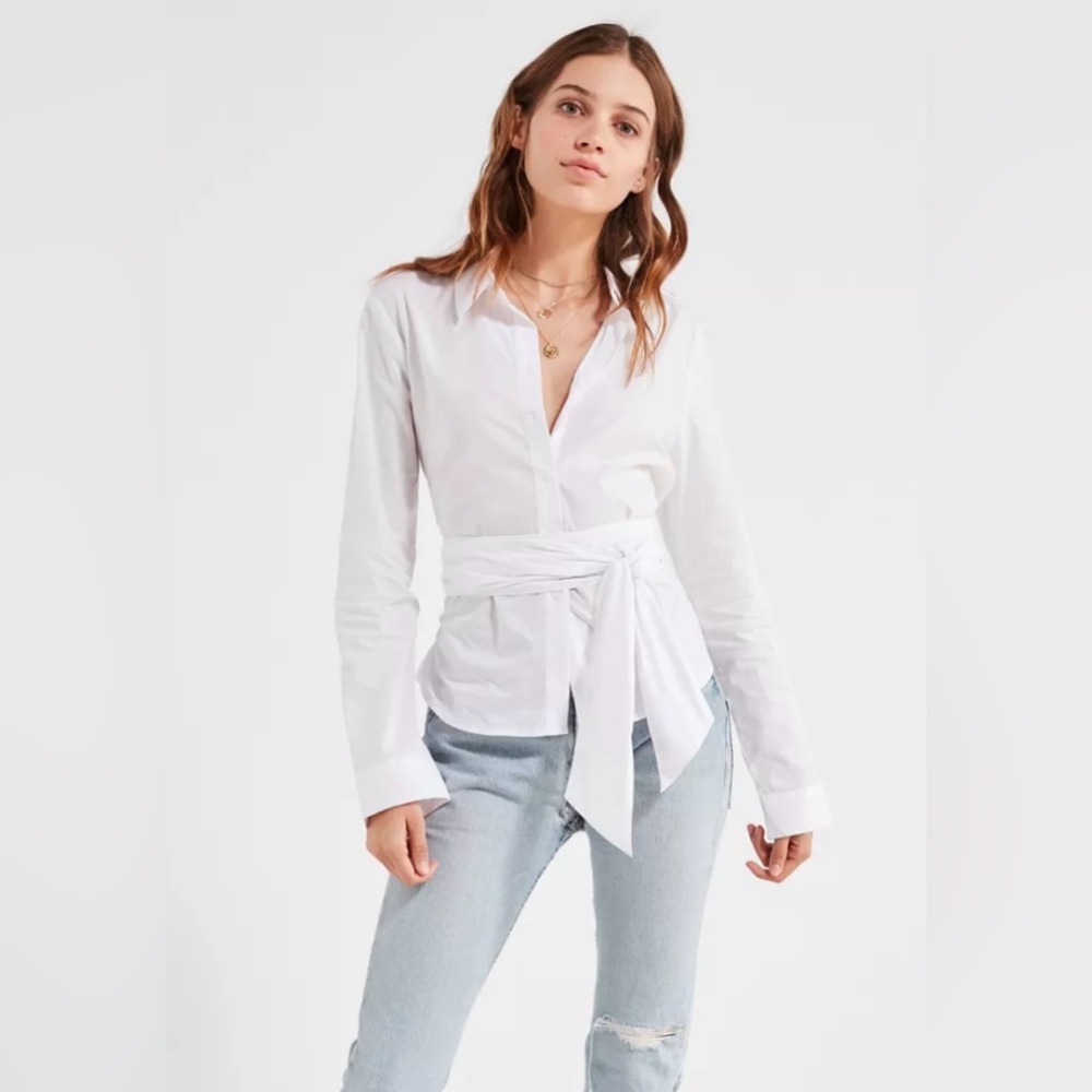 Silence + Noise Small White Bottom Down Tie Top. ⚡️🖤